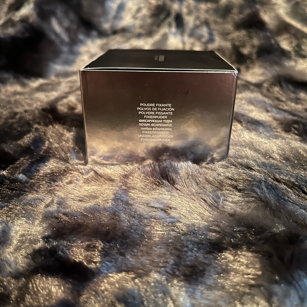 Laura Mercier Translucent Loose Setting Powder - Light Catcher- in Honey Star - Picture 4 of 10